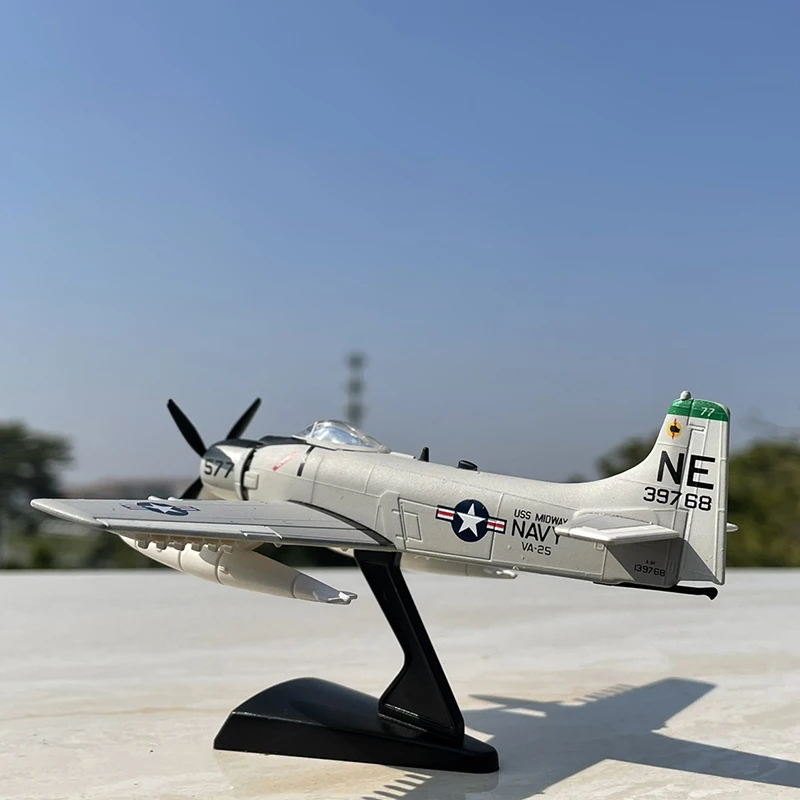 Diecast 1:110 Obsega Douglas A-1 Skyraider Zlitine Vojaške Simulacije Modela Darilo Ornament Zbirka Dekorativno Igrače Zaslon